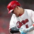 右手に死球の広島・小園が病院へ　試合後に新井監督が明かす　三回に右手甲に受け悶絶、五回の守備から途中交代　