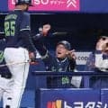 「こういう上司の下で働きたい」「いい監督になるんだろうな」サヨナラ負け直後にベンチを飛び出して選手を出迎えるヤクルト・池山監督の姿に称賛の声