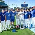 ドジャースがコンフォートに優勝リング贈呈　古巣の仲間に囲まれ満面笑み　今季はカブスに在籍で打率・３０４マーク