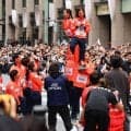 “りくりゅう”が豪快リフト披露　五輪・パラ感謝パレードで“ゆなすみ”とリフト競演　沿道から大歓声
