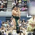 大関・霧島　生後８か月で１２キロの長男を抱き、初めて土俵入り「思い出に残る写真が撮れた」