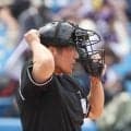 慶大－明大戦で球審がヘルメット初着用　溝内健介審判員「今後も使ってみようかなと」