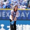 都玲華が始球式に登場「自己採点は５点。ダフり、引っかけ、ＯＢみたいな感じ」　ボールは大きく左へ