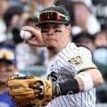 「大ファインプレーですよ！」阪神・佐藤輝が三塁ベースに当たったゴロを好捕→難しいバウンドの送球を大山も処理「グラブ裁きも素晴らしい」解説が２人絶賛