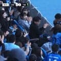 「早退かと思った笑」川崎FW、前代未聞の“観客席で家族とハグ”にSNS騒然！「映画すぎる」警告覚悟セレブレーションの感動秘話とは？