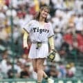 トラウデン直美が背番号「７０３（なおみ）」で始球式　名前にちなんで「虎」の文字も　２年連続登板は代々木公園で練習もノーバン投球ならずで「悔しい」