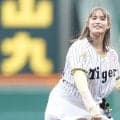 ショートパンツで豪快投球…博識モデル美女が“あちゃー”　ワンバウンドも甲子園喝采