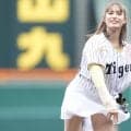 「マジ、天使やな」ミニスカふわり　甲子園に降り立った“勝利の女神”、可憐な始球式に話題沸騰「透明感半端ない」