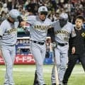 阪神　森下が左足に自打球を受けて負傷交代　場内騒然