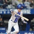 【DeNA】度会隆輝、代打登場も死球で負傷交代、右すね付近直撃も相川監督「大丈夫です」