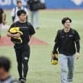 阪神・中野と森下がともに球場入り　前日ヤクルト戦で自打球受け途中交代