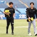 【阪神】森下翔太と中野拓夢、笑顔で歩いて球場入り　28日ヤクルト戦で自打球当て途中交代