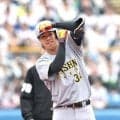 阪神ベンチが粋な演出　ドラ３・岡城の記念球求めベンチ総出→「Ｔポーズ」でプロ初安打祝福