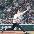 「い～や、大暴投～」人気芸人がベルーナＤセレモニアルピッチ登場もまさかの転倒大暴投に球場騒然