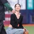 「捕手が腹筋むき出しなんすごい光景やな」京セラＤ降臨美女に騒然　異例捕手役セレモニアルピッチに反響、名投手のボール楽々捕球「腹筋すごすぎん？」背中も輝く