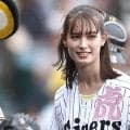 スカートふわりの“リベンジ投球”　才媛モデルがあちゃー…甲子園で起きたまさかの事態
