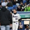 ヤクルト・池山監督が藤川監督に謝罪ポーズ　死球から異境な雰囲気が一変、両軍のコーチ陣もベンチへ下がる