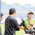 メッセージ性が強すぎｗ　元阪神ドラ１の着用Ｔシャツが奇抜！オイシックスコーチで古巣との対戦で現役時代と変わらぬ若々しさ