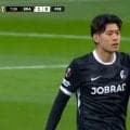 日本代表MF鈴木唯人が約35m独走！ 自陣から圧巻ドリブル突破で好機演出…“6タッチ”で敵陣ボックス前へ 劣勢で守備奔走も推進力光る
