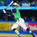 【ヤクルト】茂木栄五郎の帽子が中堅まで飛ぶハプニング　岩田幸宏も笑顔で渡す　強風の神宮騒然