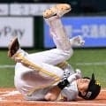 【ソフトバンク】柳田悠岐が７回右ひざに死球受け途中交代　当たった後は怒り隠せず