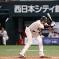 鷹・柳田 右膝に剛球直撃で途中交代