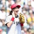 阪神　坂本花織さんの始球式に「笑顔最高だった！」「投げるのも上手い」「そのままブルペンに」躍動感溢れる美フォームに大歓声　ニコニコ笑顔に釘付け