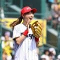 【阪神】神戸出身のフィギュアスケーター坂本花織さんが笑顔で始球式、背番号39ユニホーム姿