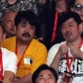 鈴木もぐら＆岡野陽一が横並び観戦　“世紀の一戦”に著名人続々…堺正章や菅田将暉らも現地に