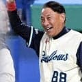 ヤクルト・池山監督　初回いきなりリクエスト成功　ベンチで帽子を取って笑顔