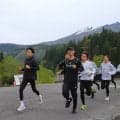 妙高高原でＧＷ合宿中の青学大は午前５時３０分から朝練習　起伏あるコースを走り込む