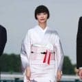 女優の見上愛が天皇賞・春の表彰式でプレゼンター　「サラブレッドの力強さに、ただただ圧倒されました」