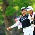 両手を上げてジャンプして歓喜して “アイドルゴルファー”菅沼菜々が大切にすること