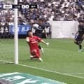 「怖くないのか…？」ガンバ18歳GKの“顔面ブロック”に騒然！「本能が勝った」荒木琉偉を見守る先輩は「お父さんみたい笑」