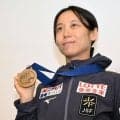 高木美帆さん「豪華すぎる２ショット」披露　青い花を手に…球界“レジェンド”と「日本の誇り」