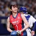 バレー女子　山田二千華が始球式　１８４センチの長身から堂々ノーバン投球に場内どよめき