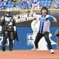 【DeNA】「スター・ウォーズ」始球式　声優森川智之がキャラクターと登場　ノーバン投球披露