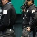 米でも球審退場…ファウル“顔面”直撃で崩れ落ちる　マスク吹き飛ばす衝撃、ファン騒然「見ていて怖い」
