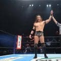 【新日本】TAKESHITAがTV王座防衛も能面男が襲撃、正体はSANADAで次期挑戦へ