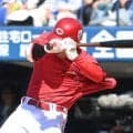 広島・秋山翔吾を襲った珍しい死球　ボールが胸元からユニホームの中に「すごい写真だな」「こんなの初めて見た」