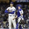 大谷翔平　女房役のスミスが神業キャッチ！思わず絶叫の鬼曲がりスイーパーを鮮やかに　クソボールをアルトゥーベもスイング→三振でピンチ脱出