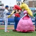 【DeNA】石田裕が「ハテナブロック」塁ベースの贈呈式にマリオ、ルイージ、ピーチ姫と参加