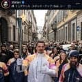 衝撃イメチェン！サッカーレジェンドＦＷが丸刈りに　ファン「うそでしょ」背後で笑うＮＦＬ名選手がバリカン→長い髪がパラパラと…「美しい変化」
