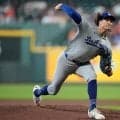 ドジャースのグラスノーが腰痛で緊急降板　２回の投球練習中に異変　今季３勝０敗