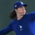 ドジャースまさかのアクシデント　先発グラスノーが１回１９球で緊急降板　球団発表「腰痛」　二回ウォームアップ中に体の異変訴える　初回に先頭打者被弾