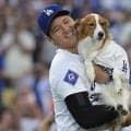 大谷翔平、愛犬デコピンの最新ショット公開　2本足で“おねだり目線”、撮影者にアピール？