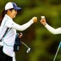 ステップ賞金女王・大久保柚季が自身初の首位ターン 昨年覇者の申ジエ「81」で予選落ち
