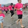 潮風受けて白砂の浜辺を裸足でラン　高知・入野海岸でマラソン大会