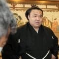 霧島、愛妻ら家族と優勝額記念撮影で連続優勝へ意欲　出稽古で負傷も「問題ない」不安一蹴