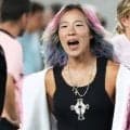 ｢腹筋がすごすぎる！｣なでしこが誇る“サッカー界のガガ様”、ヘソ出しルックで佐々木朗希と肩寄せ2ショット、ノーバン始球式も話題